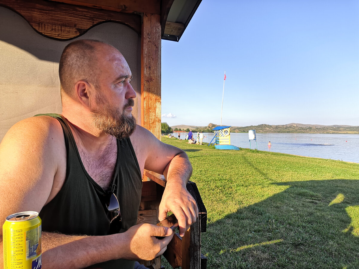 Беседка палаточников на берегу