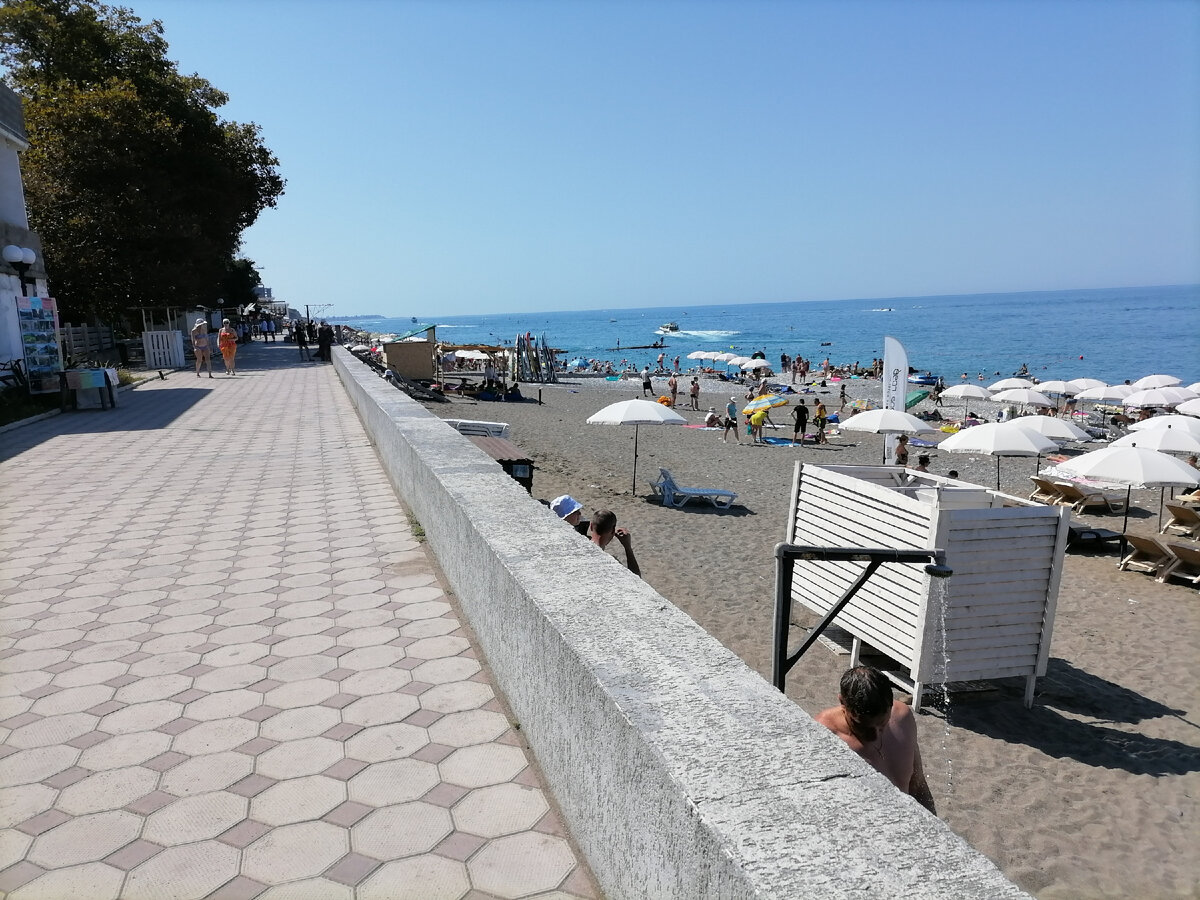 Вид на набережную и кусок пляжа