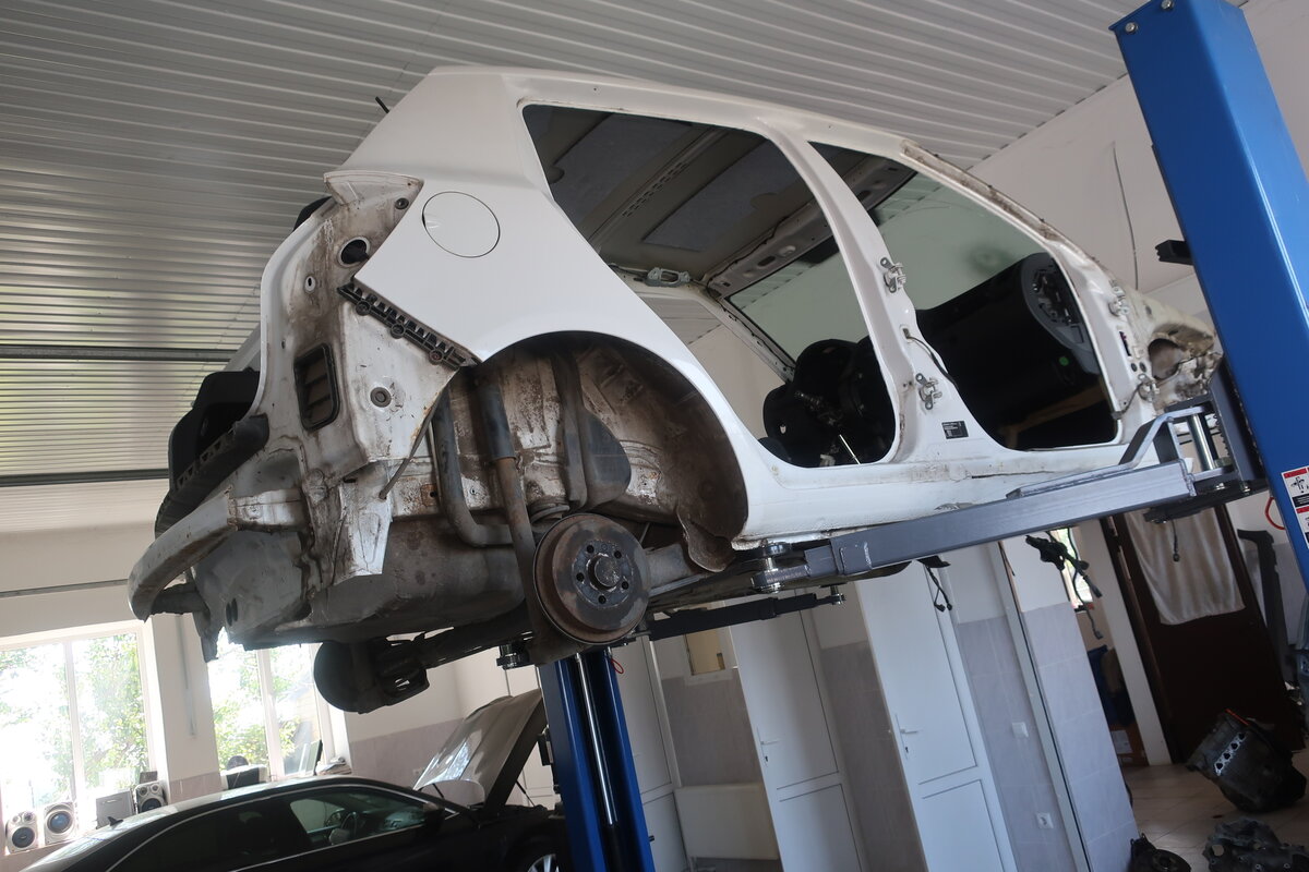 Шкода Фабия на подъёмнике