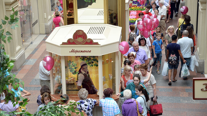 в очереди за мороженым стоят. в очереди за мороженым стоят. фестиваль мороженого в гуме. стоять в очереди. гум ларек с мороженым.