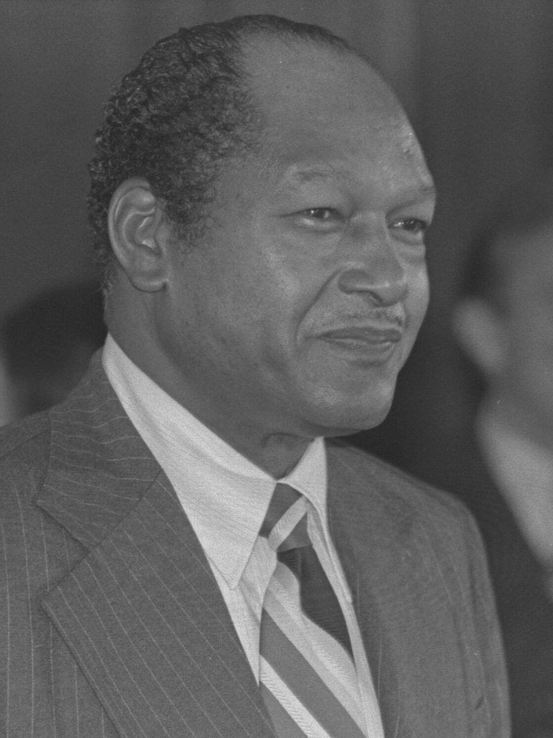 Фото с сайта https://ru.wikipedia.org/wiki/Брэдли,_Том#/media/Файл:Tom_Bradley,_1980.jpg