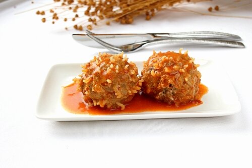 Мясные ежики с рисом будут действительно похожи на этаких ежиков, только если вы добавите в них рис сорта басмати. Пробовала и с простым, и пропаренным, и серым, и белым, и жасмином - никак не получается  такой веселый эффект.Классический рецепт мясных ежиков включает в себя минимум ингредиентов, и получается незамысловатое, но очень вкусное и сытное блюдо.Если хотите уменьшить время приготовления ежиков, то рис можно предварительно отварить полностью, либо частично.