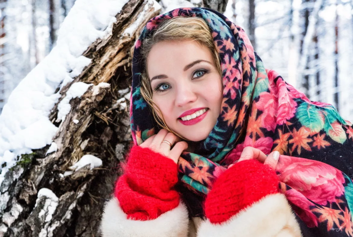 Красивая русская. Красивые русские девушки. Женщина зимой. Красавица в платке. Красивая девушка в платке.