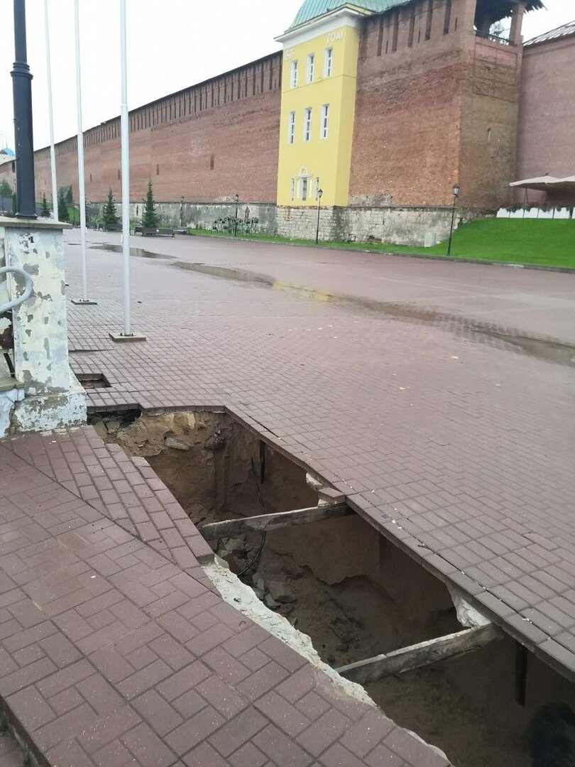 Этот кусочек набережной пытался уплыть.