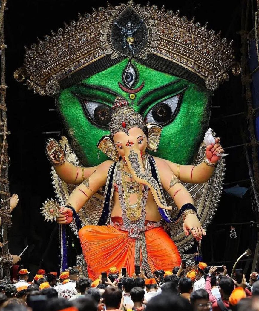 Поклонение Ганеше в храме Мумбаи. Фото: ganapatti_officoal_8.3