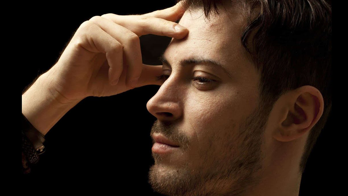 человек думает. дать мужчине подумать. человек размышляет. мужчина размышляет. задумчивый человек.