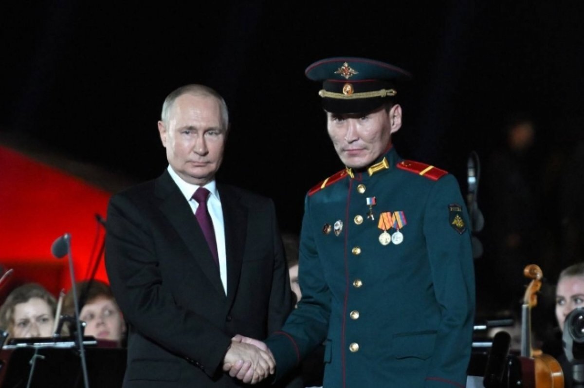    Путин лично наградил якутян из героического экипажа танка «Алеша»