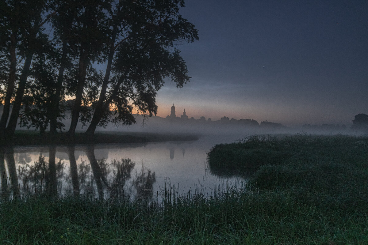 Первые туманы и серебро на небе