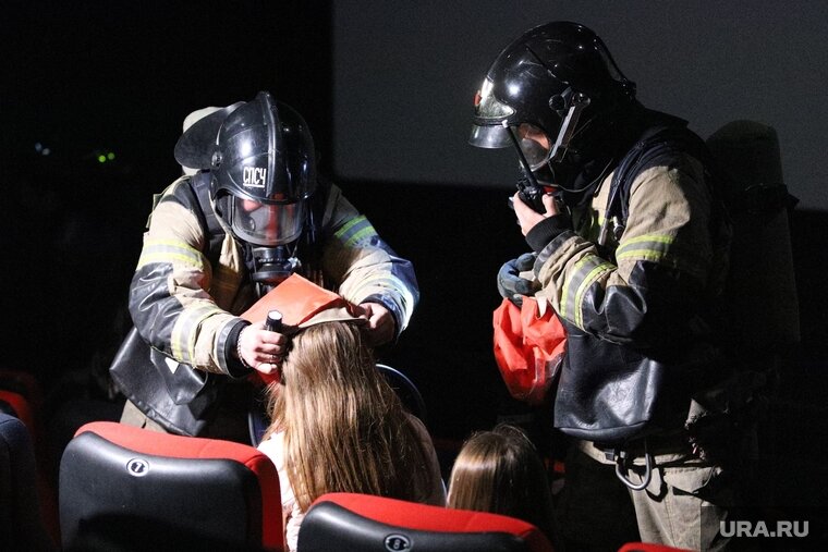    Сотрудники МЧС вывели женщин из задымления, используя спасательные устройства