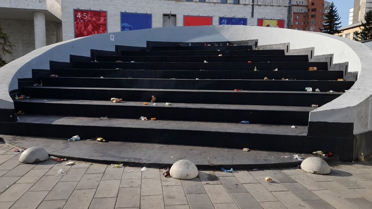    Красноярцы пожаловались, что в амфитеатрах у Театральной площади скапливается мусор. Там рядом находится заведение «Вкусно — и точка», при этом на улице нет урн.