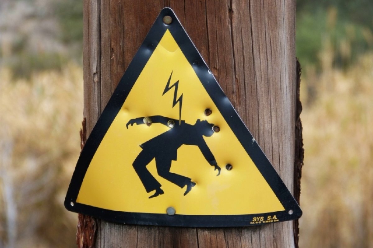    На Камчатке от удара током электрика отбросило в бетонный канал и он погиб