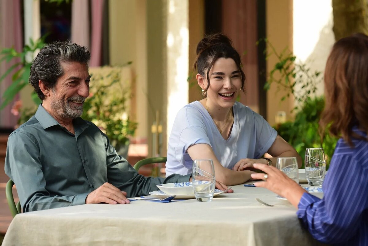 Тарык (Мустафа Угурлу), Ойлюм (Фейза Севиль Гюнгёр) (velikolepnyvostok.ru)