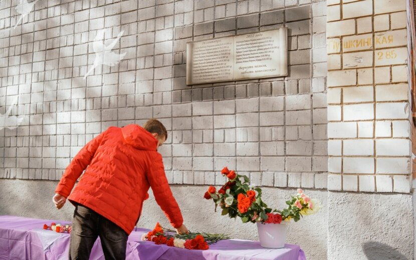    Сквер Памяти у школы №88 в Ижевске через год после трагедии. Фото: Маша Бакланова