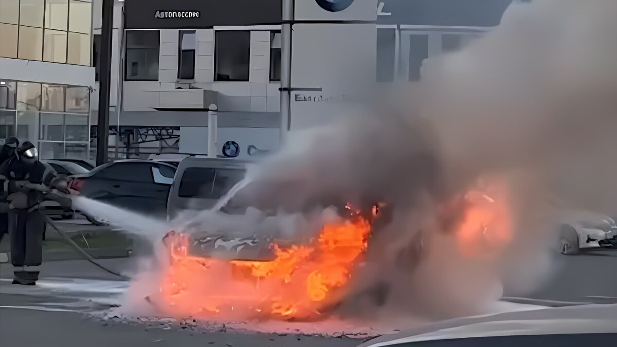     У автомобиля неожиданно взорвался двигатель, после чего китайскую машину охватил огонь. Владелец приобрел свой Geely всего два месяца назад.