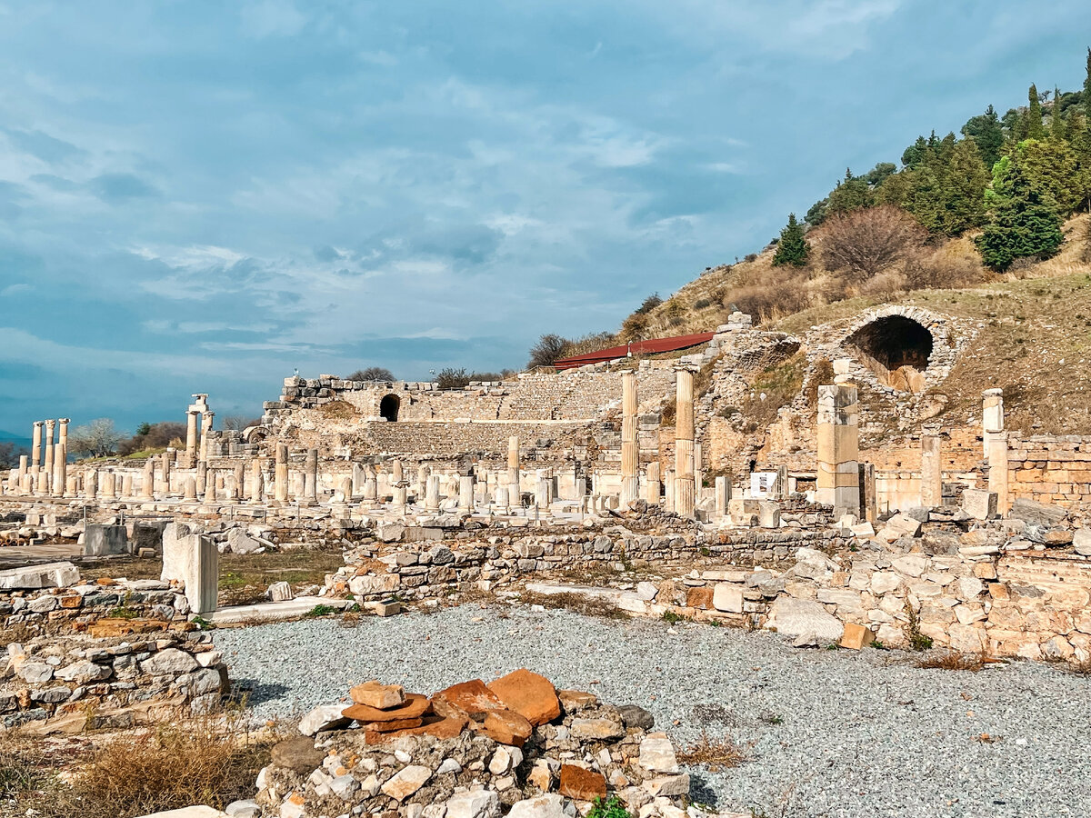 Фото автора 1. Древний город Эфес. Вид на Базилику и Одеон