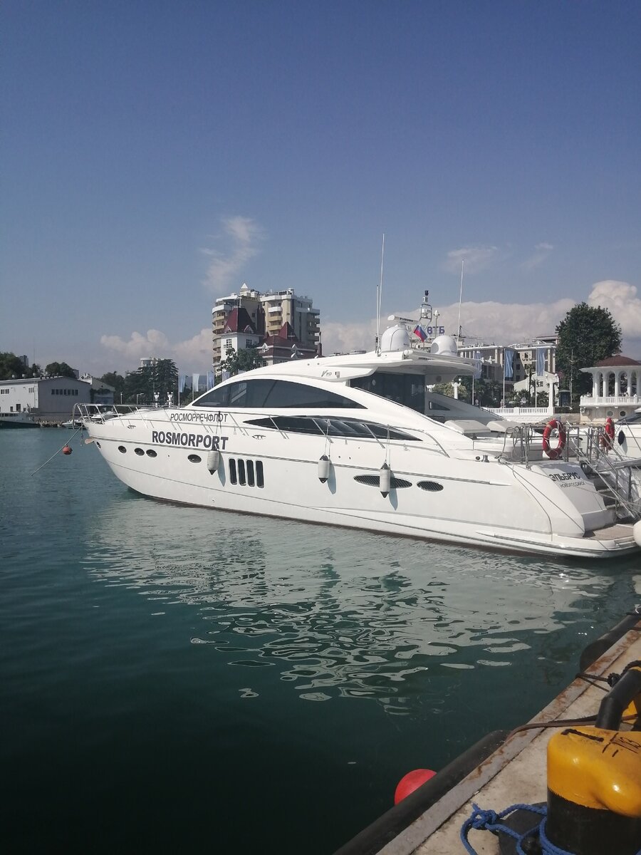 Яхта в Морпорту Сочи, на ней можно покататься