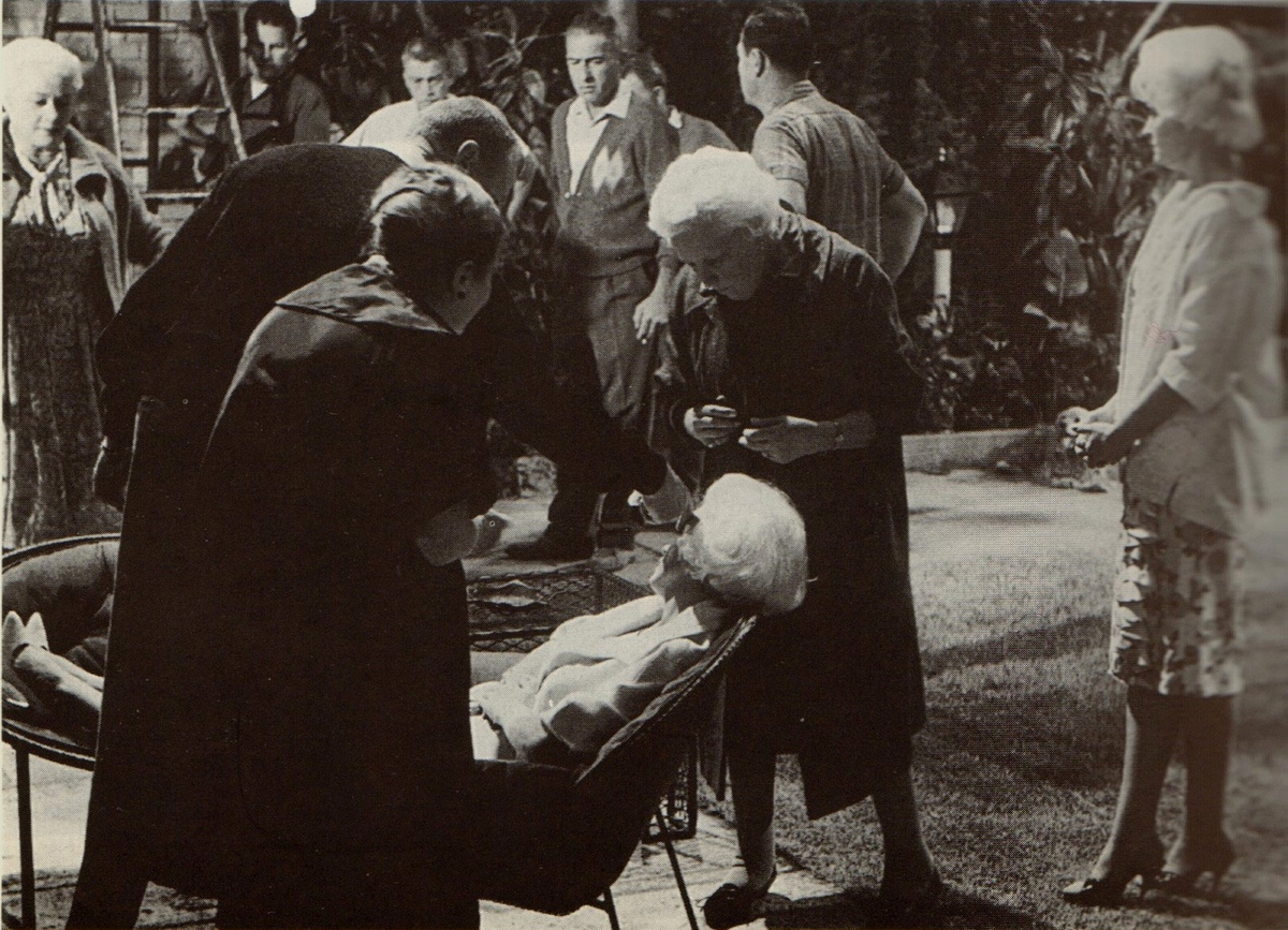 Две Мэрилин Монро в одном кадре))) Мэрилин сидит в кресле, а Эвелин стоит позади неё. Фото из открытых источников в сети Интернет.