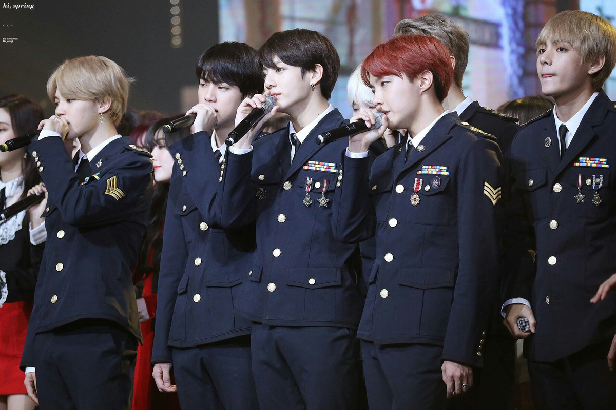 Группа бтс в армии. Как служат бтс. Как служат бтс. Бтс шерло. Как служат бтс.