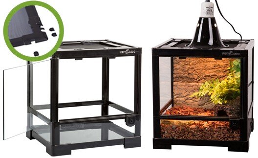 На фото – террариум Repti-Zoo 0101RKS, 30х30х30 см (арт. 83635014) с сетчатой крышкой и распашной дверкой. Крышка оборудована технологическими отверстиями для удобного подключения террариумного оборудования.