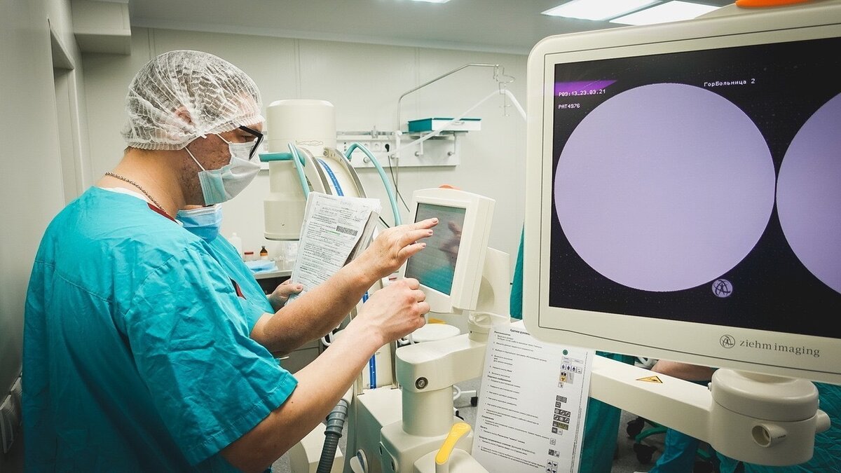     Бывший главный санитарный врач РФ Геннадий Онищенко назвал позором вспышку менингококковой инфекции среди сотрудников распределительного центра Ozon в Екатеринбурге. Посылка с менингитом — ЧП. И ситуация куда серьезнее, чем может показаться. «Новые Известия» попросили медиков дать нам всем советы.