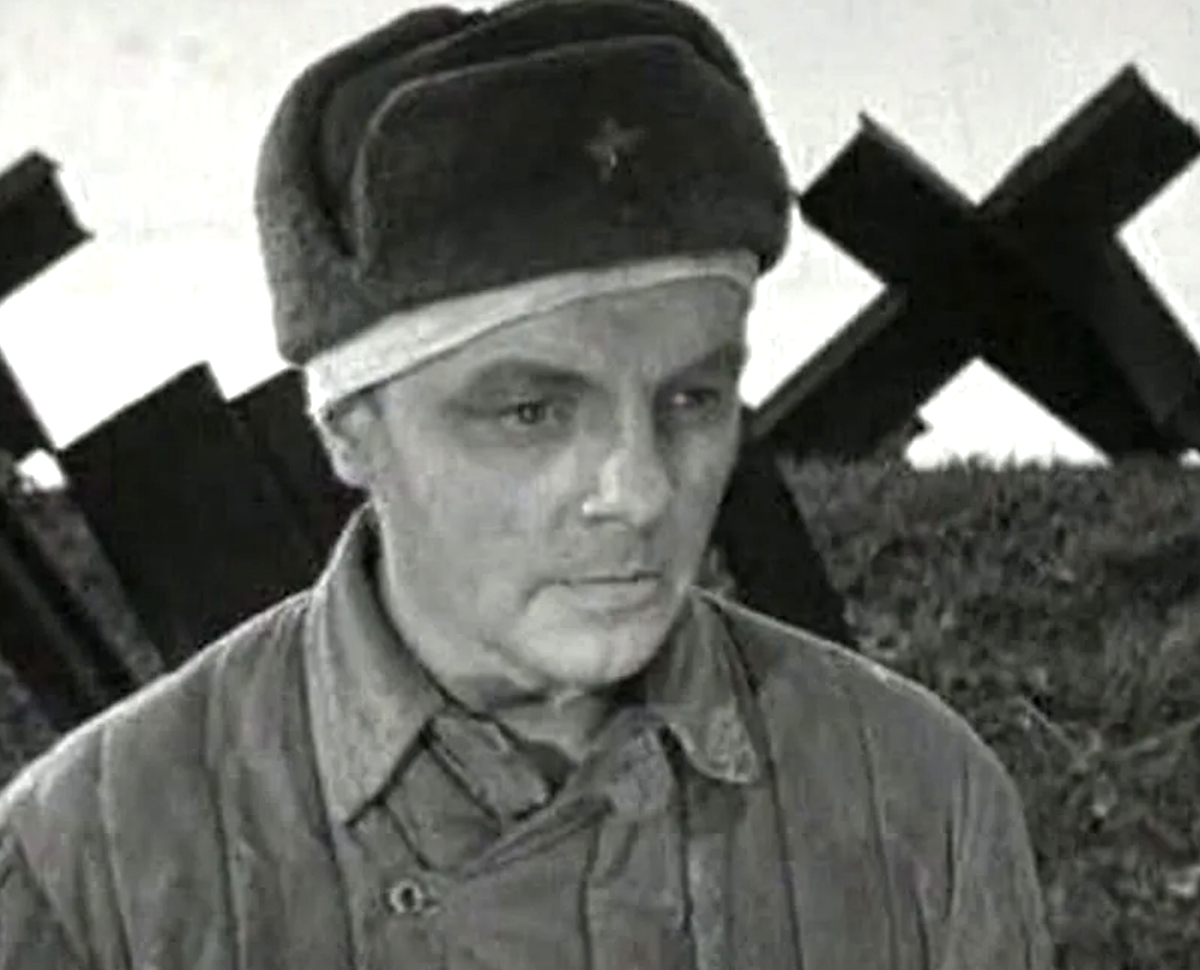 Кирилл Лавров в фильме "Живые и мёртвые" (снимок с экрана)