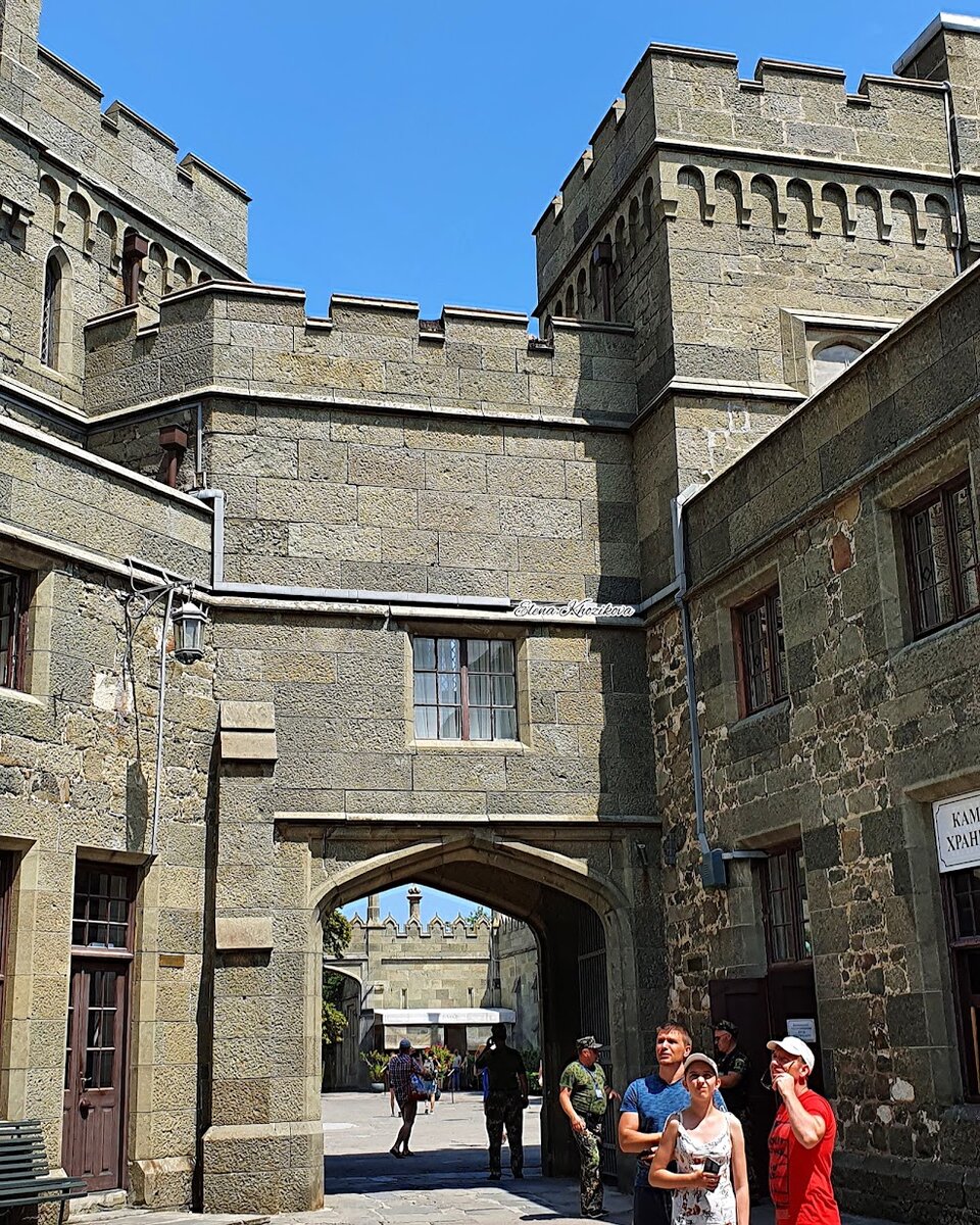 Воронцовский дворец снаружи и его комнаты внутри