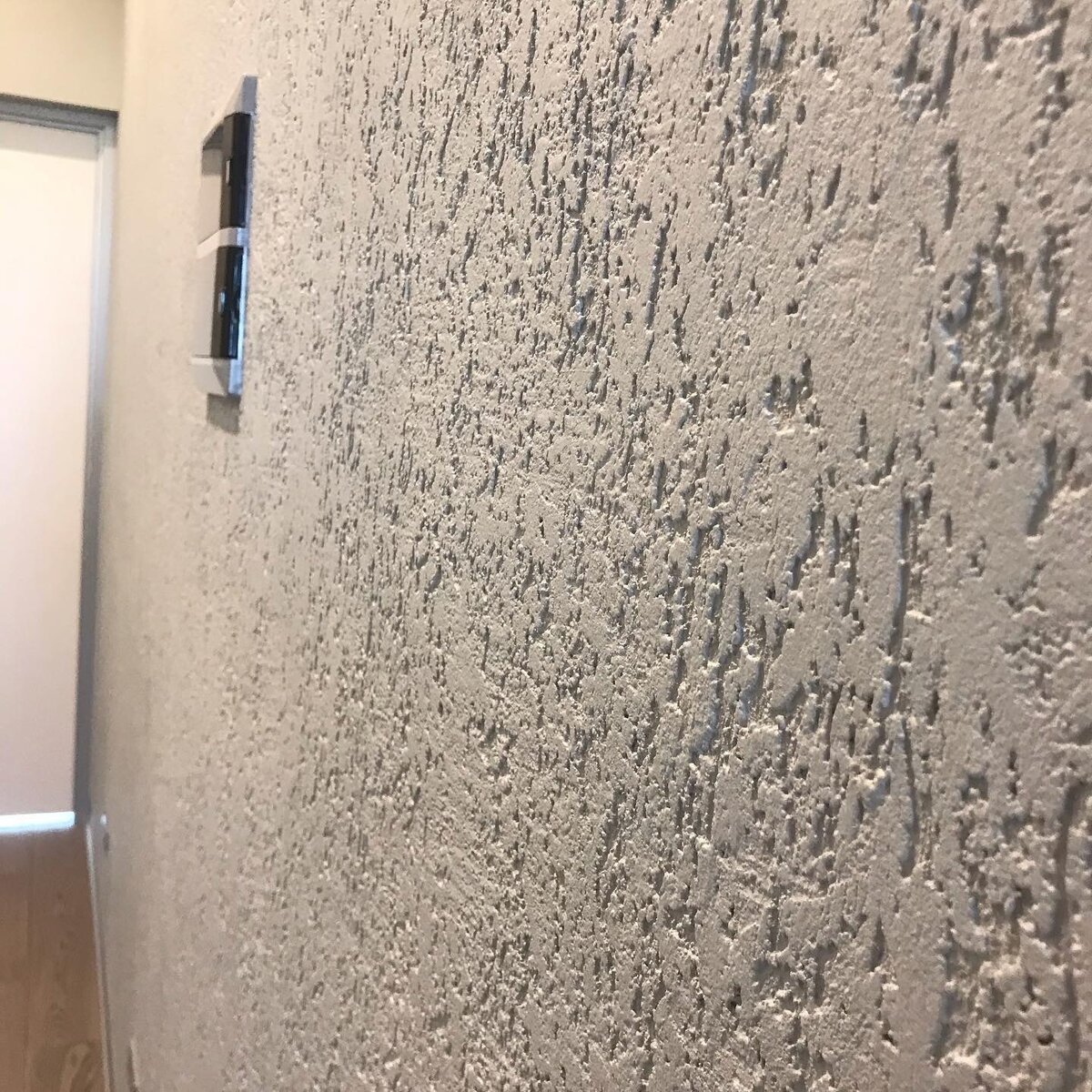 На данном фото изображена штукатурка короед с окрашиванием.