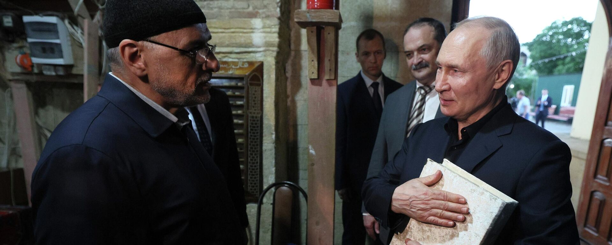 Мусульмане вручают Путину  Коран.