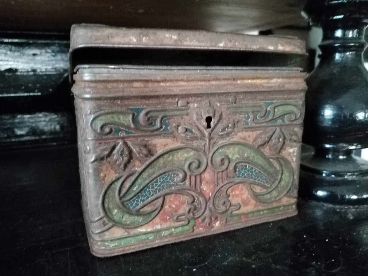 Жестяная банка из под чая.