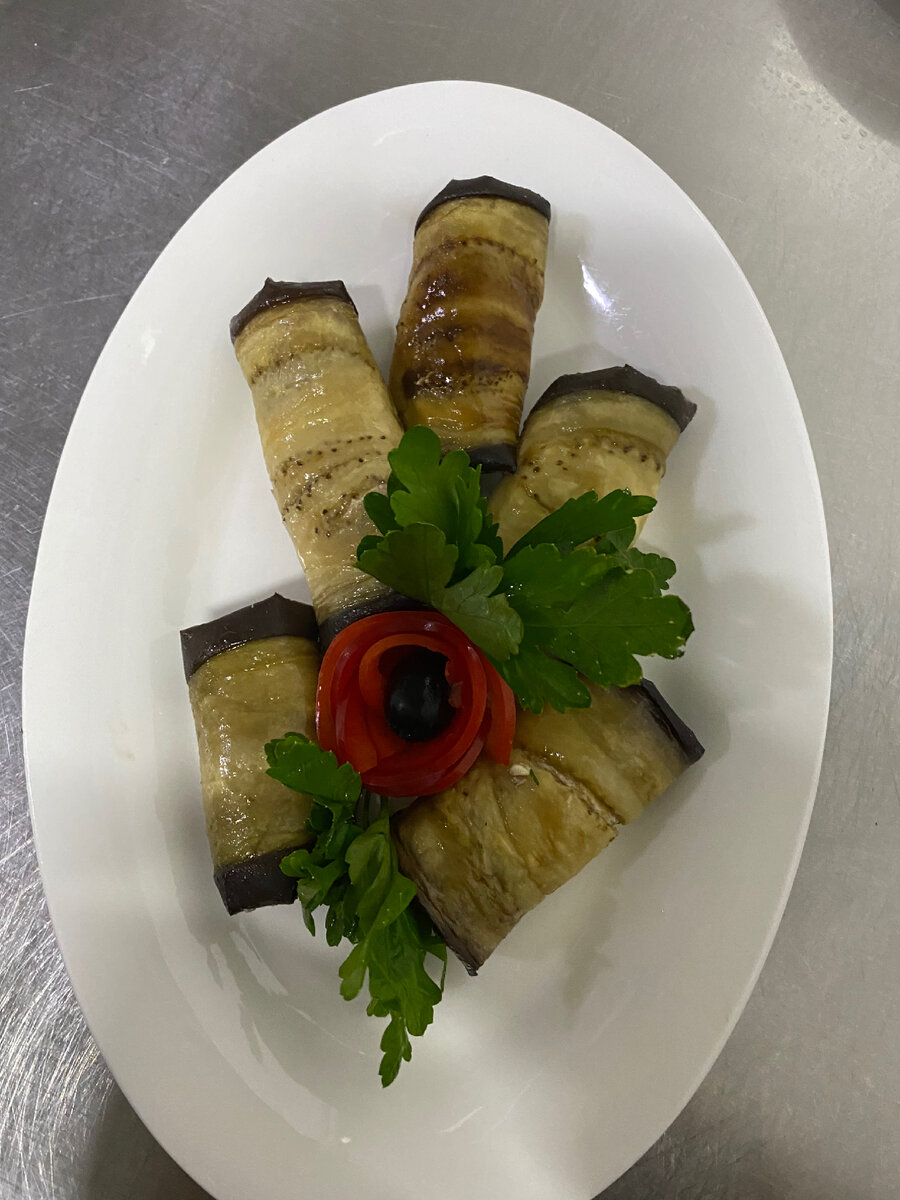 Рулетики из баклажанов с сырым и чесноком