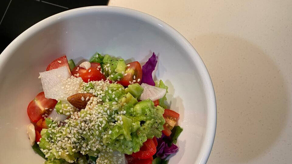 Пример салата: помидоры, редиска, фиолетовая капуста, зелень, размятый авокадо, кунжут и смесь разных масел. Можно использовать как гарнир на ужин или как составляющую завтрака.