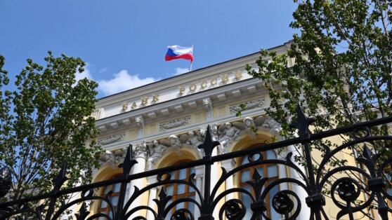    ЦБ: россияне продолжают нести деньги в банки Дмитрий Коптев