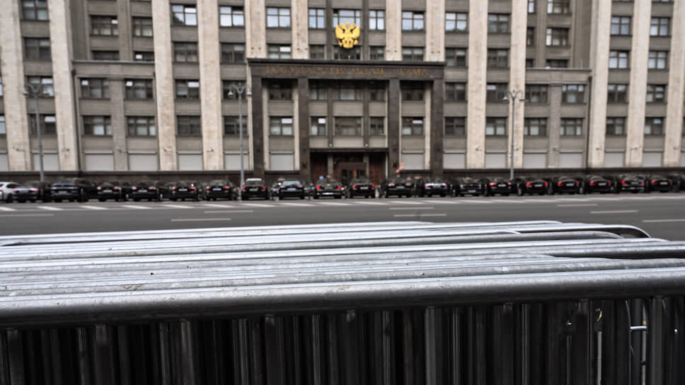Фото: Дмитрий Духанин / Коммерсантъ📷В случае реализации предложения Вячеслава Володина иномарок на автостоянке у здания Госдумы на Охотном Ряду станет гораздо меньше
