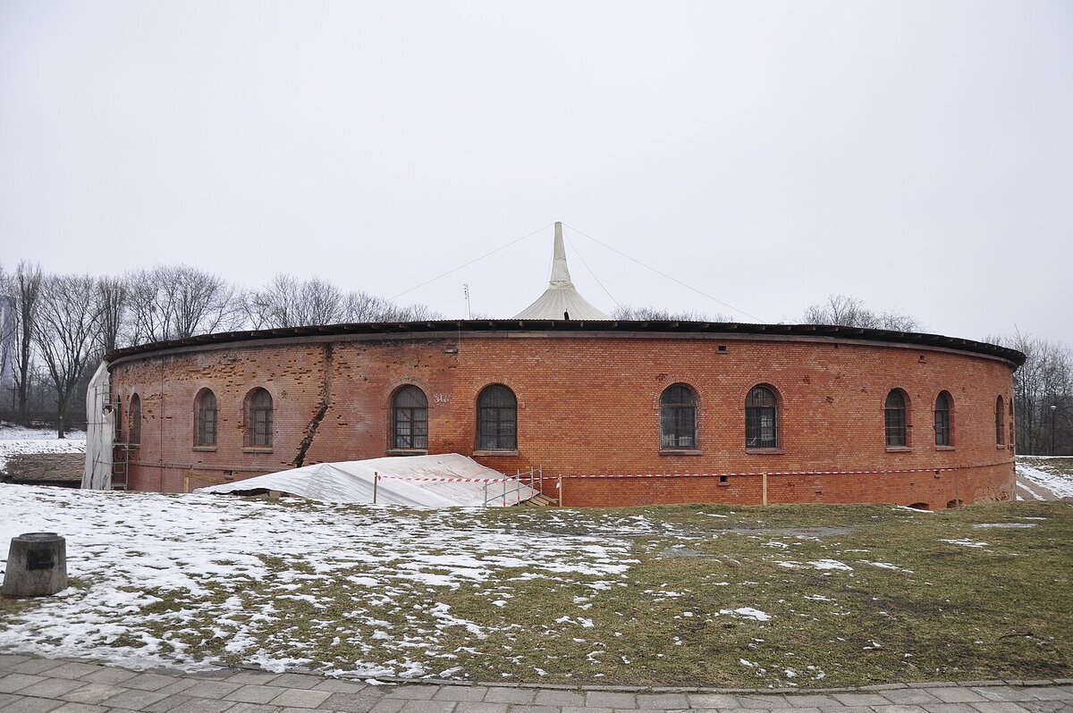 Fort Legionow, Warschau. Форт «Владимир» (польск. Fort „Włodzimierz”, с 1921 года «Форт Легионов» польск. Fort „Legionów”) — форт, входящий в кольцо укреплений вокруг Варшавской (Александровской) цитадели, построенный в 1851—1853 годах. 
