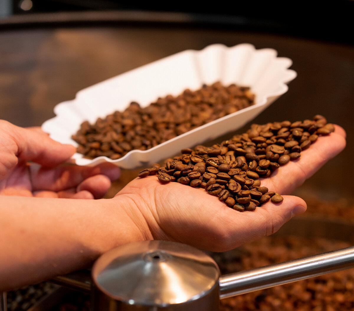 секрет кофе. кофе на разных языках. кофейные зерна фон. кофе. натуральная обработка кофе.