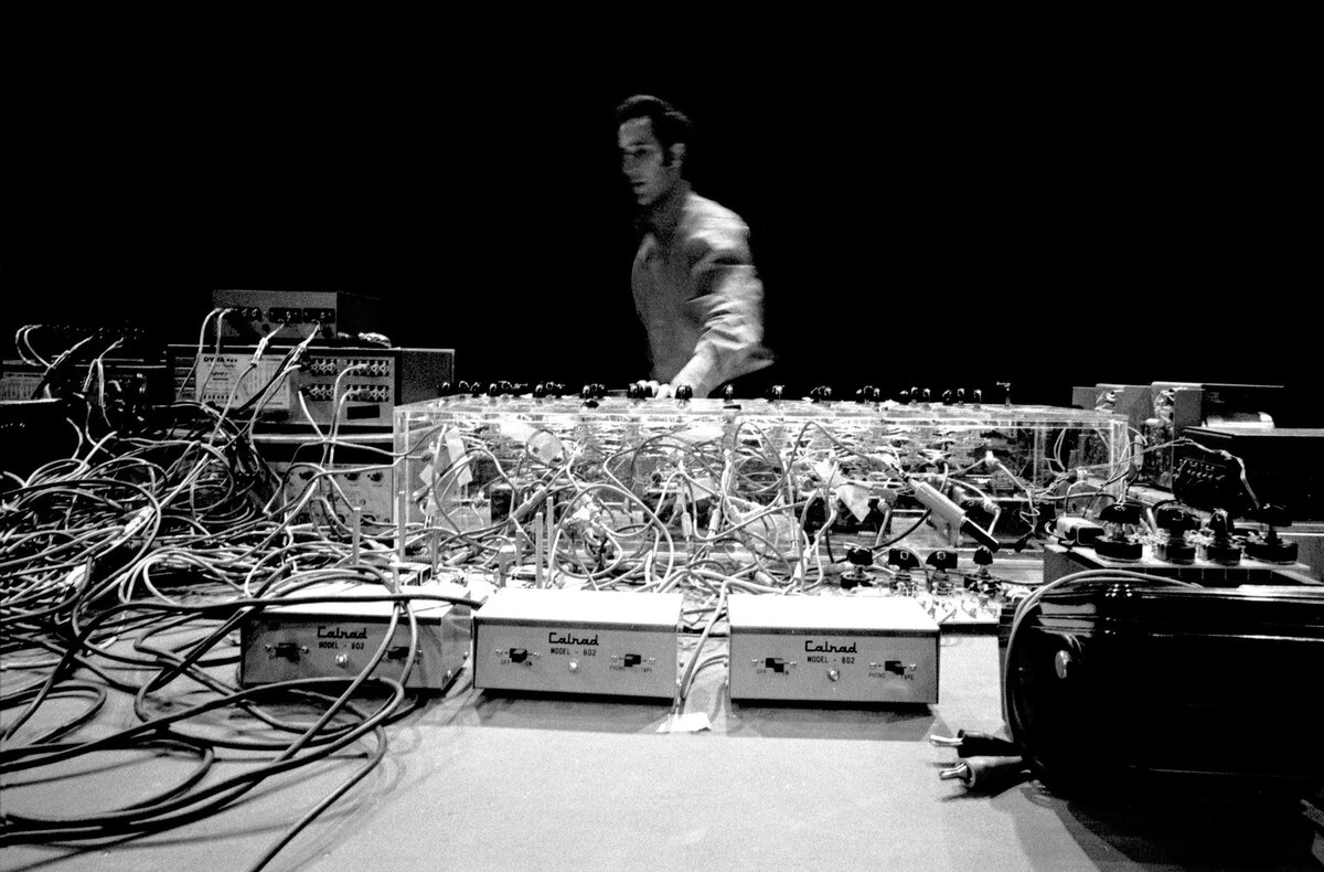 фото: https://www.nytimes.com/2016/10/02/arts/music/steve-reich-at-80-still-plugged-in-still-plugging-away.html