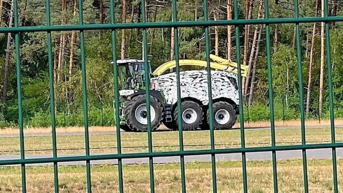 Фото: Krone Netherlands Трехосный кормоуборочный комбайн Krone