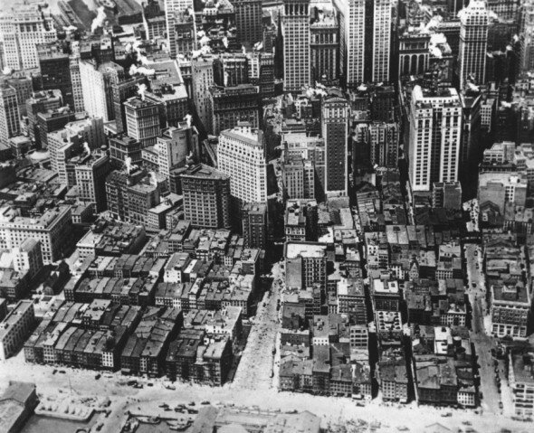 Нью-Йорк в 1929 году. Вид с воздуха на Уолл-стрит, финансовый район города 

