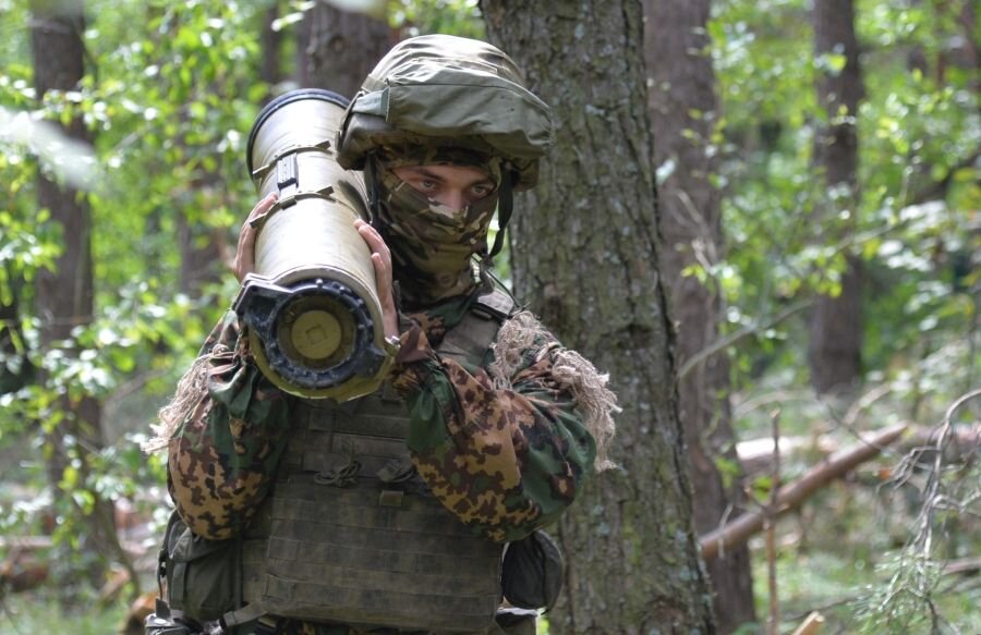    Военнослужащий ВС РФ несет противотанковый ракетный комплекс «Корнет» © Виктор Антонюк/РИА Новости