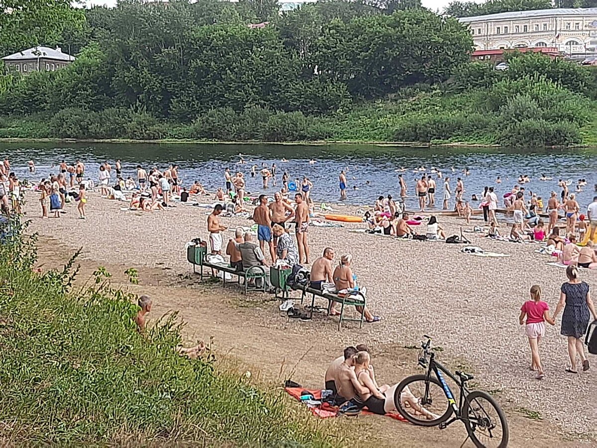 В эти знойные дни кунгуряки дружно спасаются от жары. Городские пляжи забиты купальщиками даже в будние дни