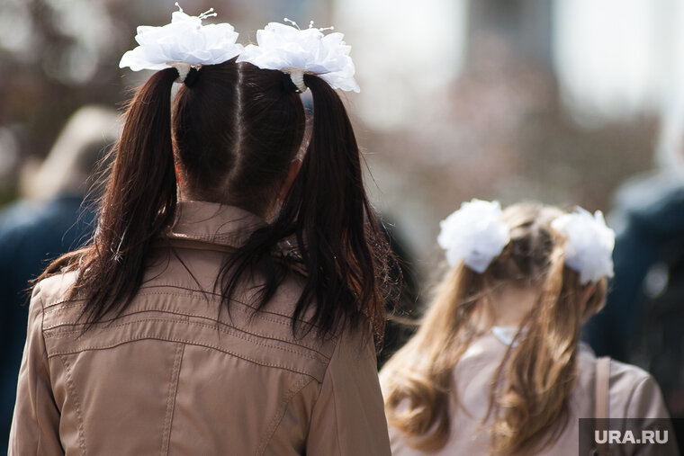    Мужчина приставал к юным девушкам, не смущаясь свидетелей