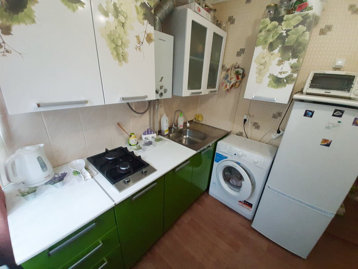 Холодильник и стиралка в квартире. Холодильник 145 см, "влазит" кастрюля борща, сковордка котлет, салат, яйца, колбаса, молочные продукты, овощи и фрукты. В морозилке ещё 2 отсека.