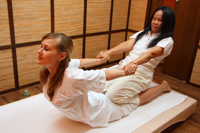 Как правильно делать расслабляющий массаж девушке?