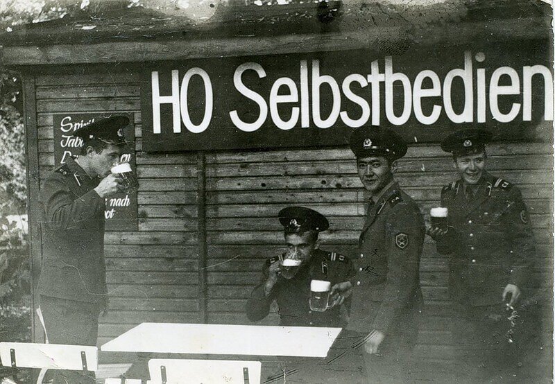 По бокалу холодненького, пока офицер не видит... Вроде в Лейпцигском зоопарке...