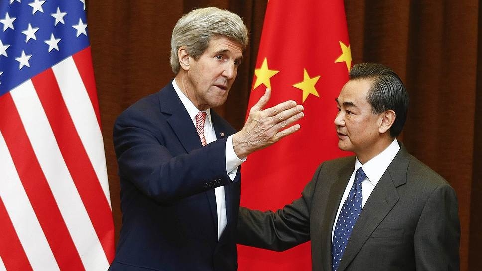 Спецпосланник президента США по вопросам климата Джон Керри (на тот момент госсекретарь) и министр иностранных дел КНР Ван И, 2014 год. Фото: Diego Azubel / Pool / Reuters