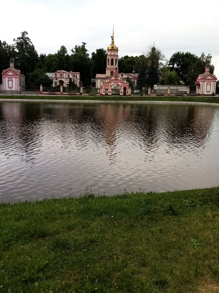 Вид на храм с противоположного берега пруда