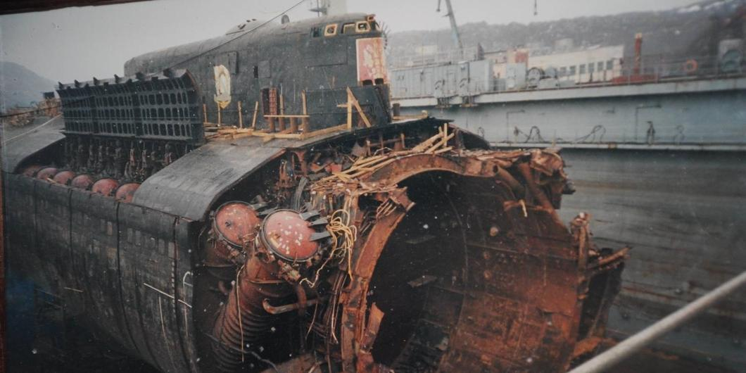 Курский на дне. Капитан АПЛ Курск. Гибель экипажа атомной подводной лодки к-141 «Курск».. Курск на дне Баренцева моря. Подлодка Курск торпедный отсек.