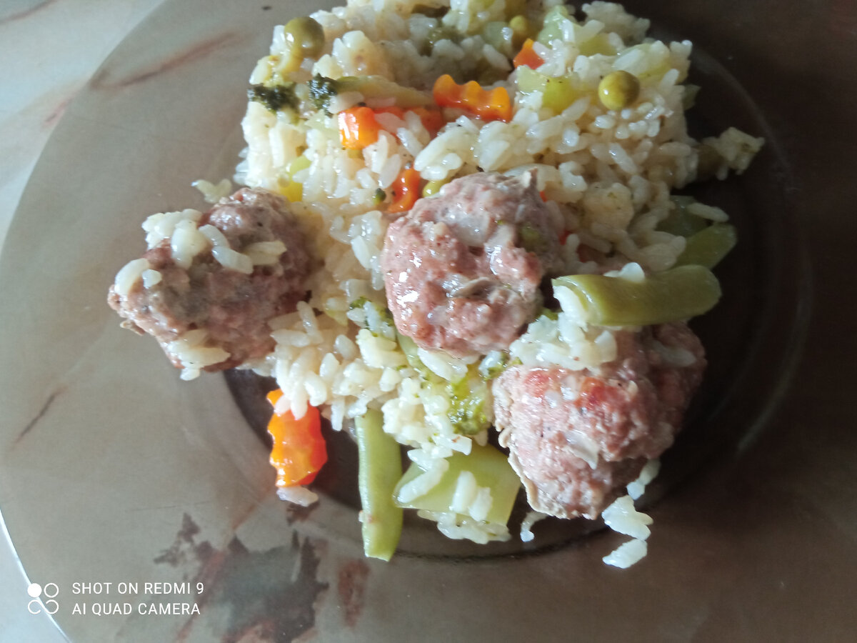 фото автора, фрикадельки с овощами и рисом