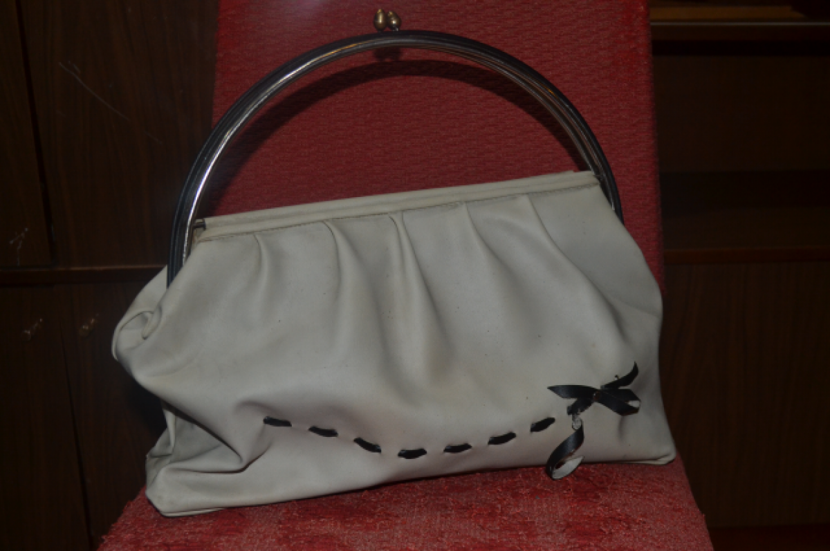    Незнакомец выхватил сумку у женщины и убежал.