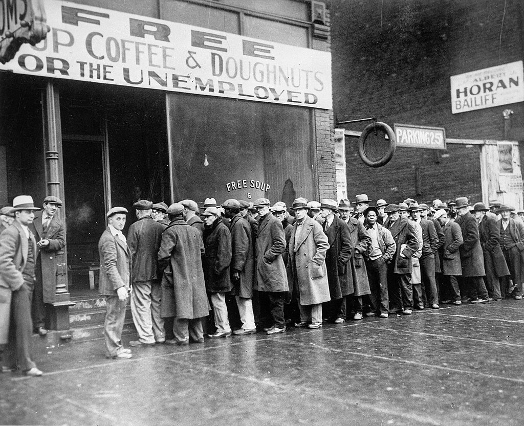 Безработные в очереди у бесплатной столовой, открытой Аль Капоне в эпоху депрессии (Чикаго, 1931)